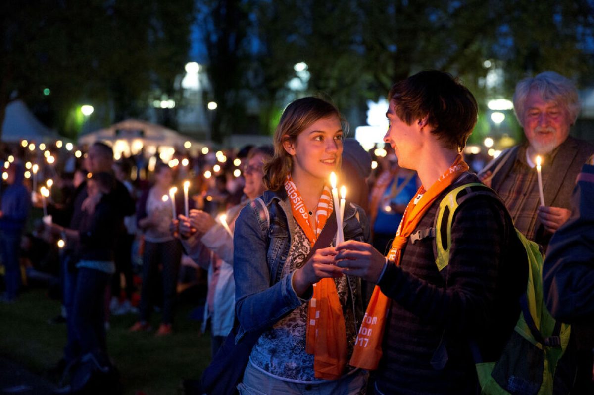 Paar beim Abendsegen - Kirchentag Berlin 2017 (Foto: Kirchentag/Kay Michalak)